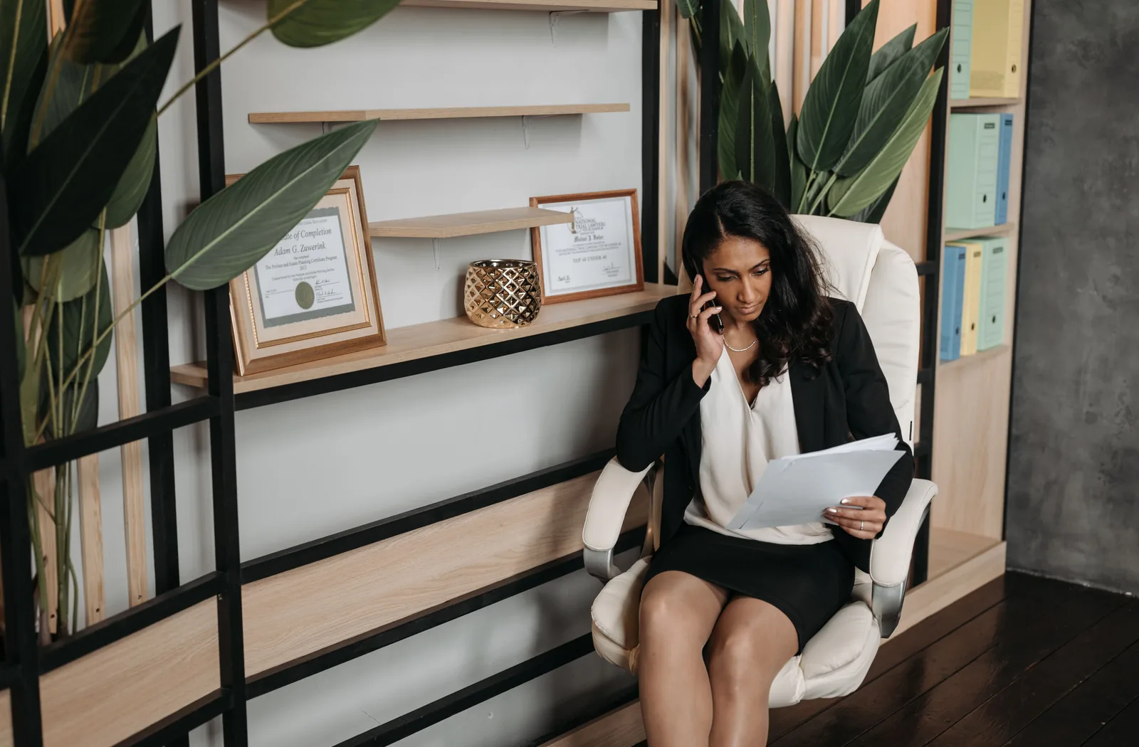 Profesional jurídica atendiendo una consulta telefónica