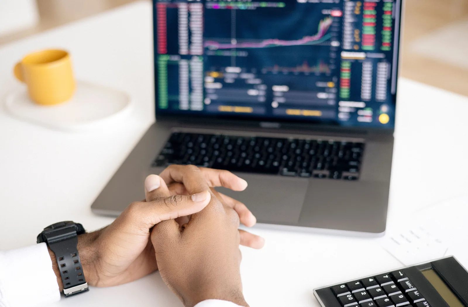 Análisis financiero y seguimiento de operaciones cambiarias