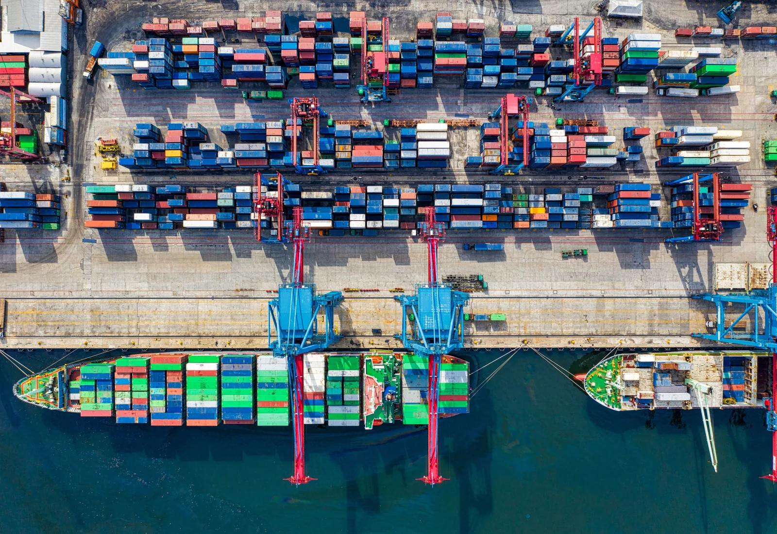Puerto de contenedores y operación logística de comercio exterior